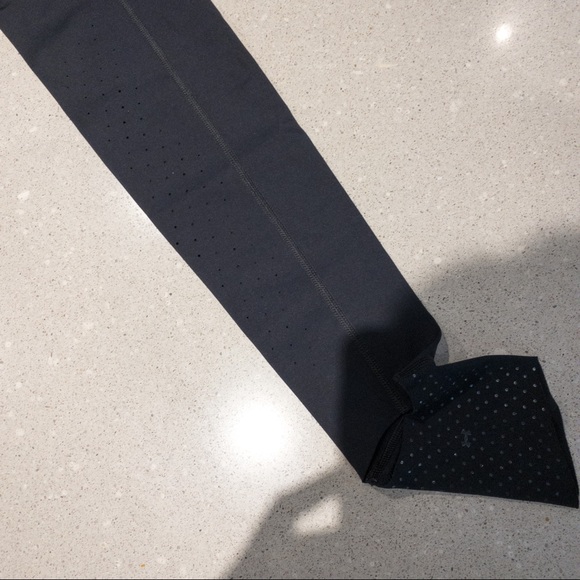 Under Armour Mid-Rise Black Legging with Stirrups - Picture 7 of 13